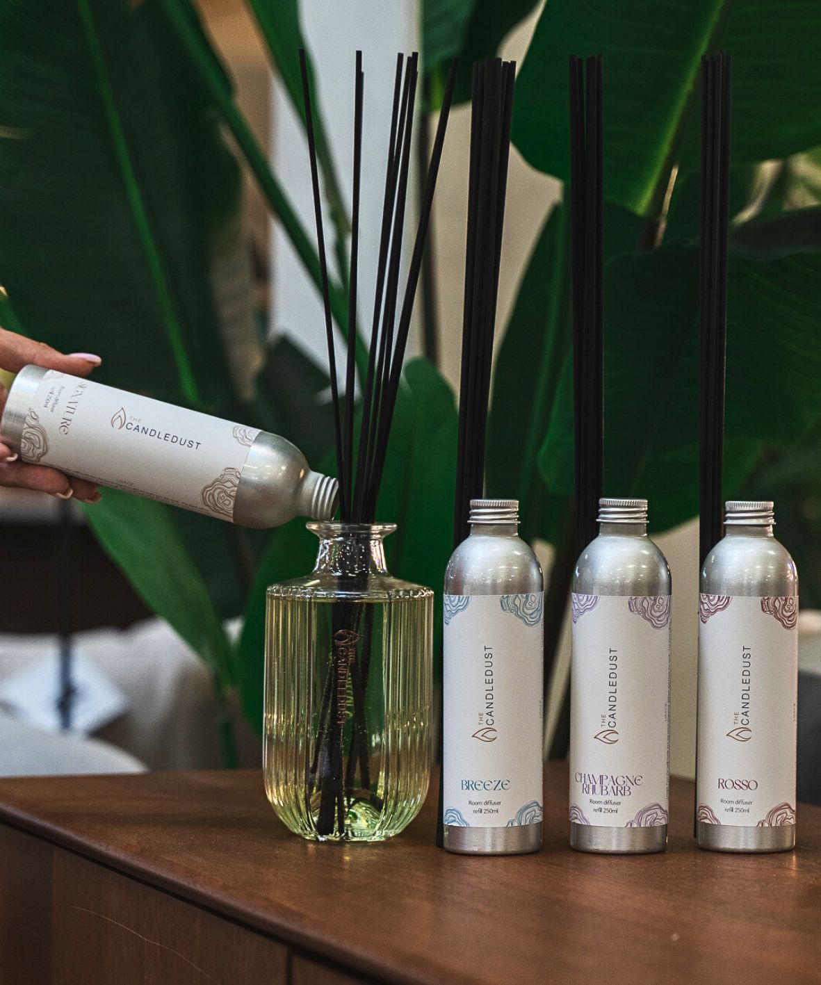 🕯️ Kodėl verta rinktis natūralius namų kvapus? Sveikesnis, saugesnis ir nuotaiką kuriantis pasirinkimas